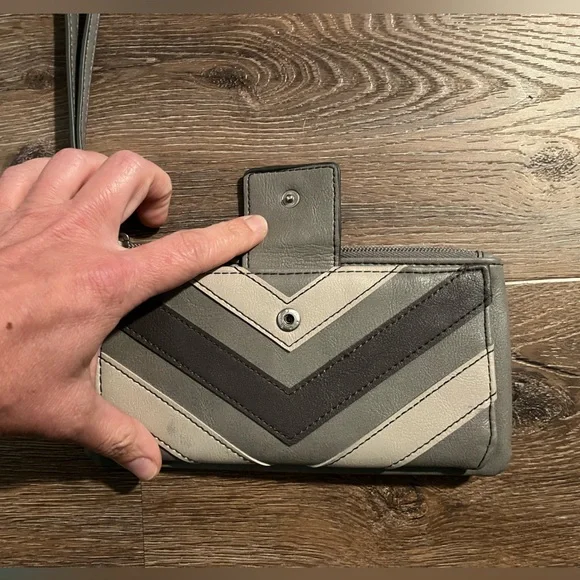 Relic wallet/wristlet - Picture 2 of 10